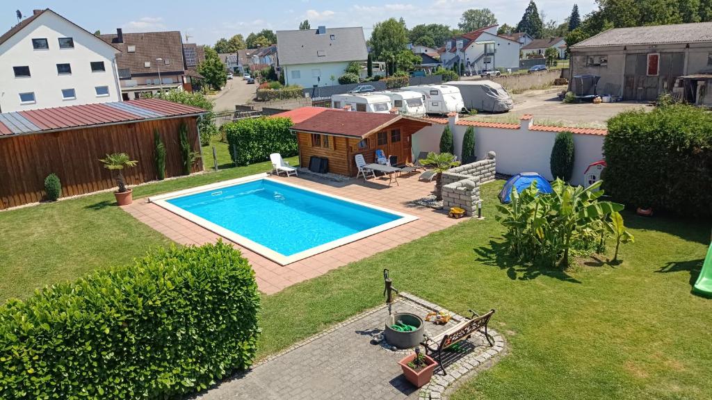 Kolam renang di atau dekat dengan Ferienwohnungen zur Elz - Traumhafte 160 qm Wohnung mit Pool und Garten Nähe des Europaparks