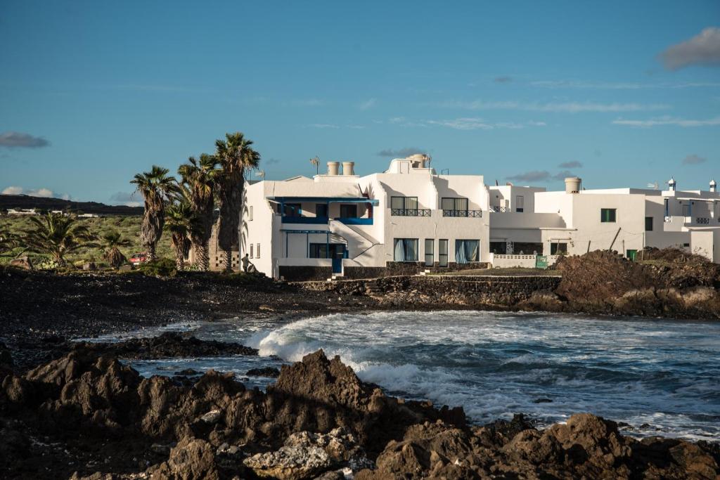 une maison blanche sur la rive d'une plage dans l'établissement Los Morros, à Arrieta