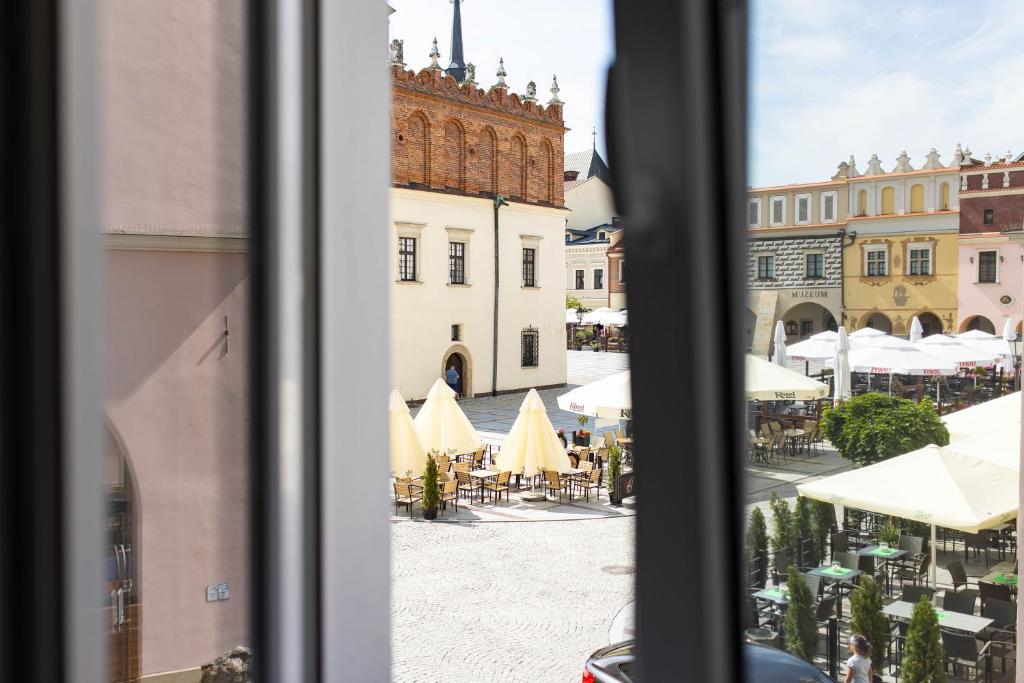 una ventana con vistas a la ciudad en Apartamenty Rynek 12, en Tarnów