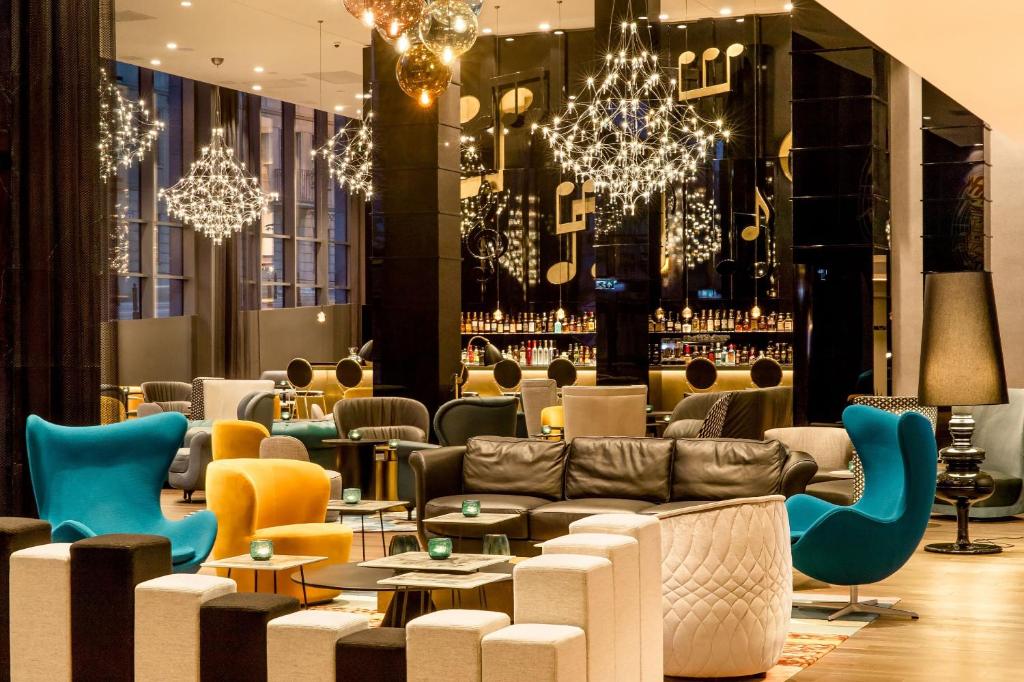 Un lugar para sentarse en Motel One Warsaw-Chopin