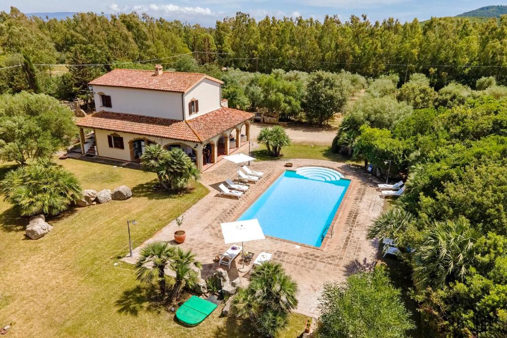 uma vista aérea de uma villa com piscina em Agri Resort San Giuliano em Santa Maria la Palma