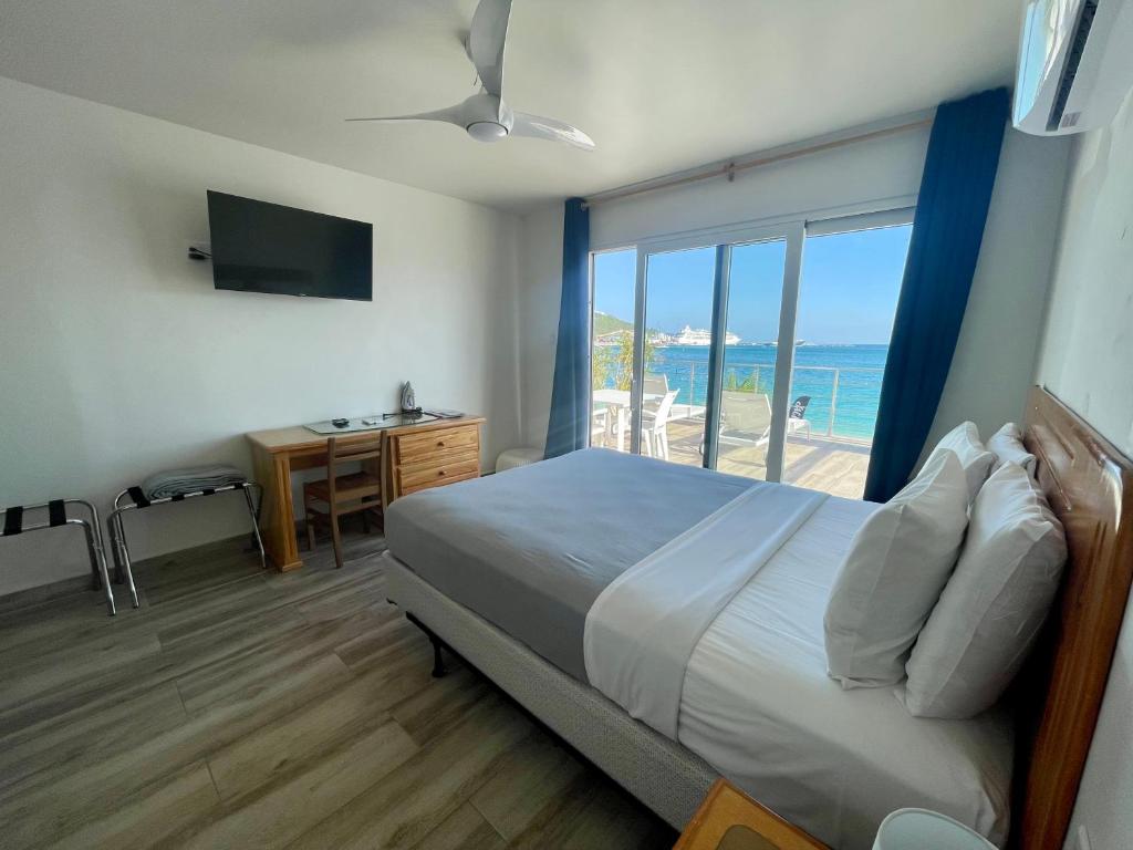 Giường trong phòng chung tại Seaview Beach Hotel