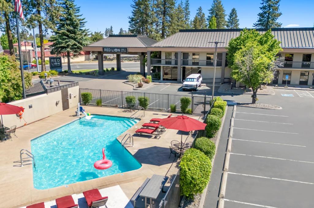 Hồ bơi trong/gần Red Lion Inn & Suites Deschutes River - Bend