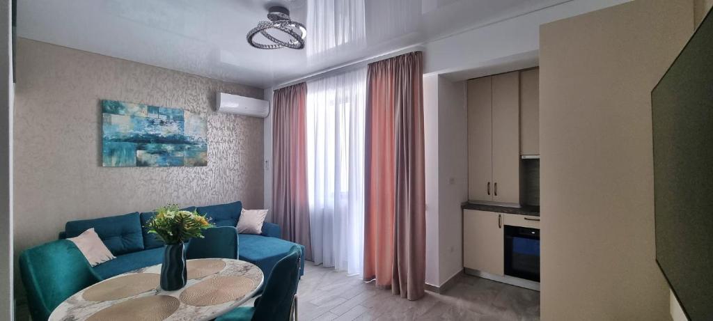 Luca Residence Mamaia Nord tesisinde bir oturma alanı