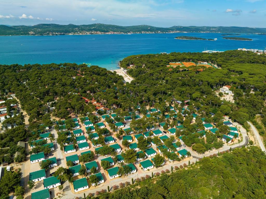 uma vista aérea de um resort perto do oceano em Camping Park Soline em Biograd na Moru