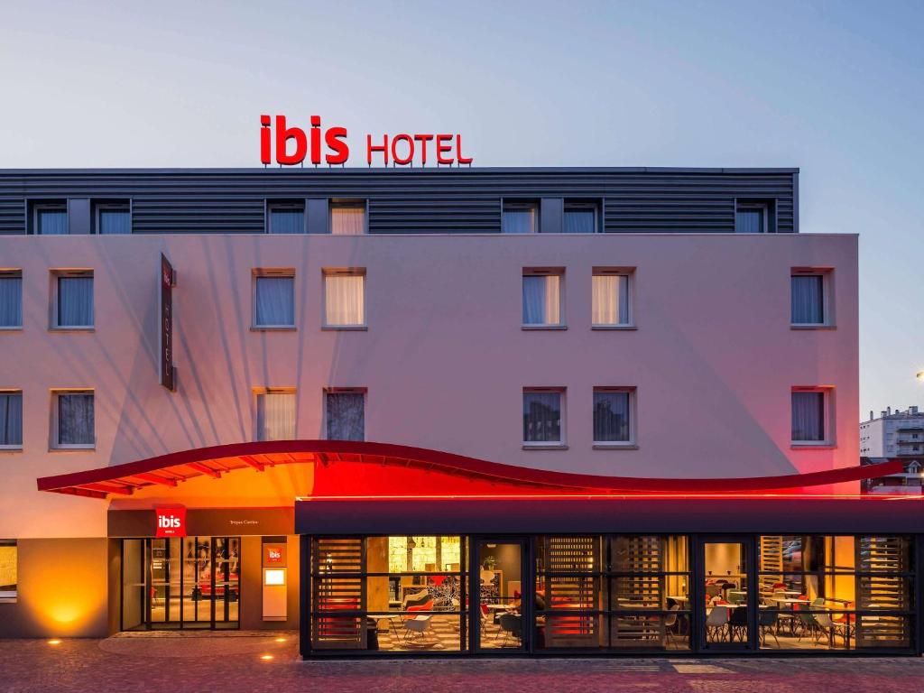 un hotel con un cartel encima en ibis Troyes Centre, en Troyes