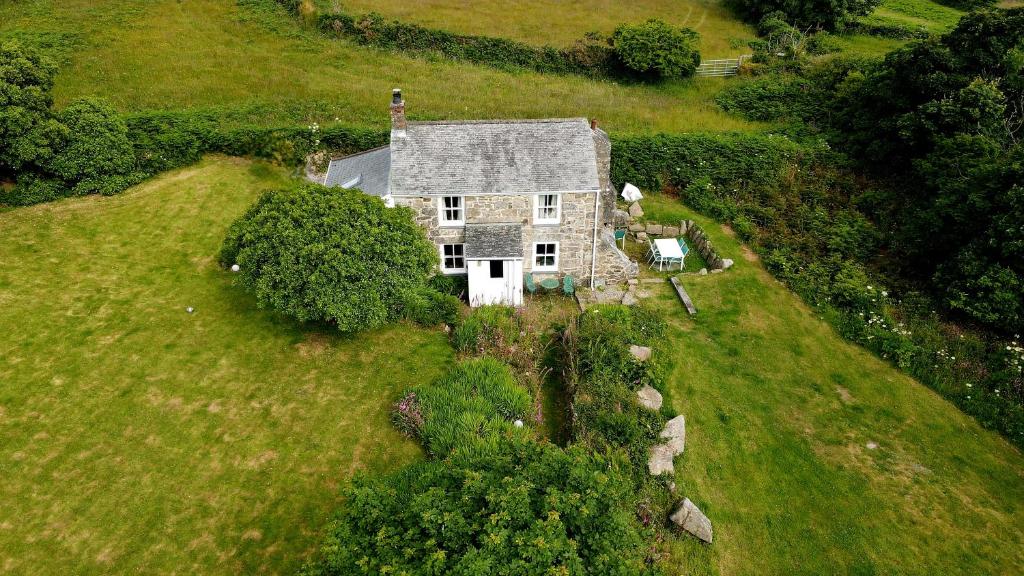 una vista aérea de una casa antigua en un campo en Kitts Cottage Redruth, en Redruth