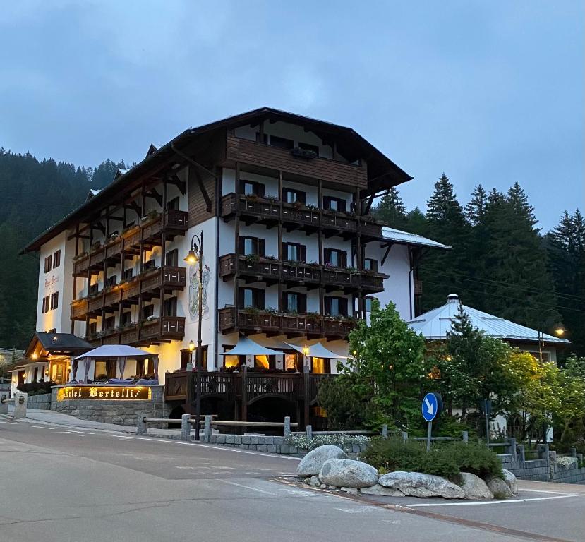 un gran edificio al lado de una calle en Hotel Bertelli, en Madonna di Campiglio