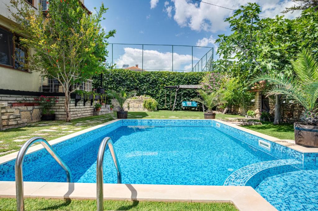 een zwembad in de achtertuin van een huis bij Villa Komitata-Pool and Jacuzzi in Balchik