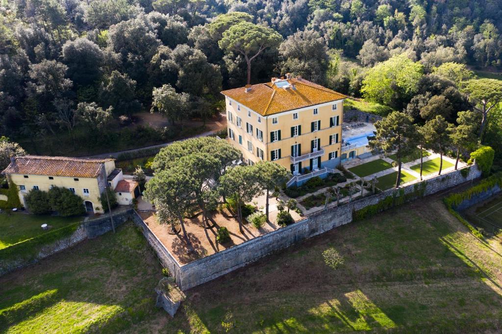 eine Luftansicht eines großen Gebäudes an einer Wand in der Unterkunft Hotel Villa Casanova in Lucca