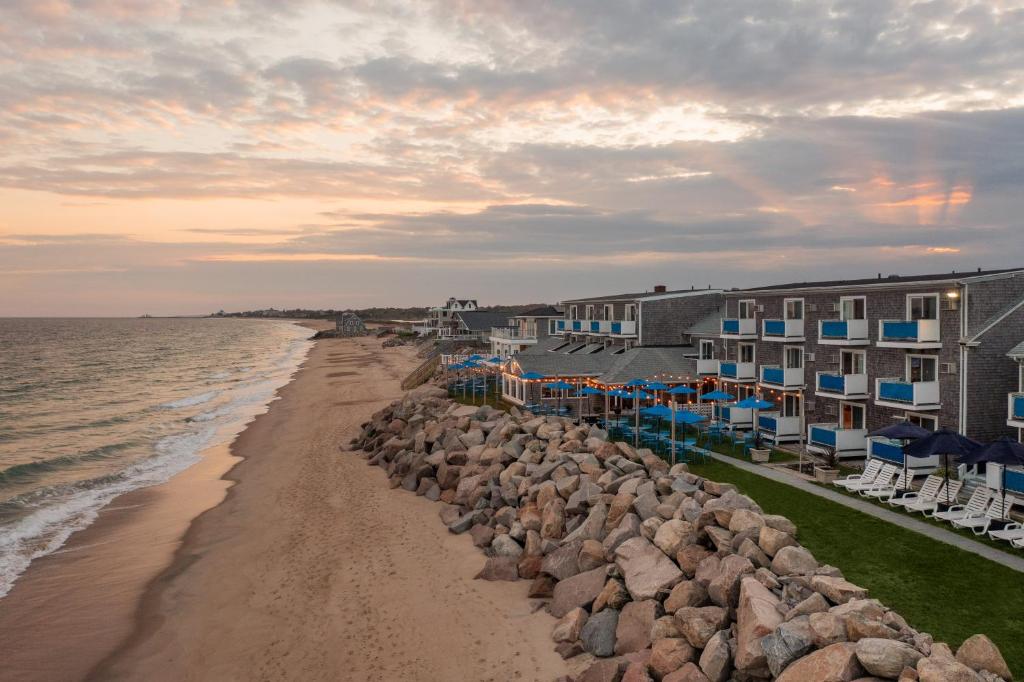 plaża z grupą budynków i oceanu w obiekcie Pleasant View Inn w mieście Westerly