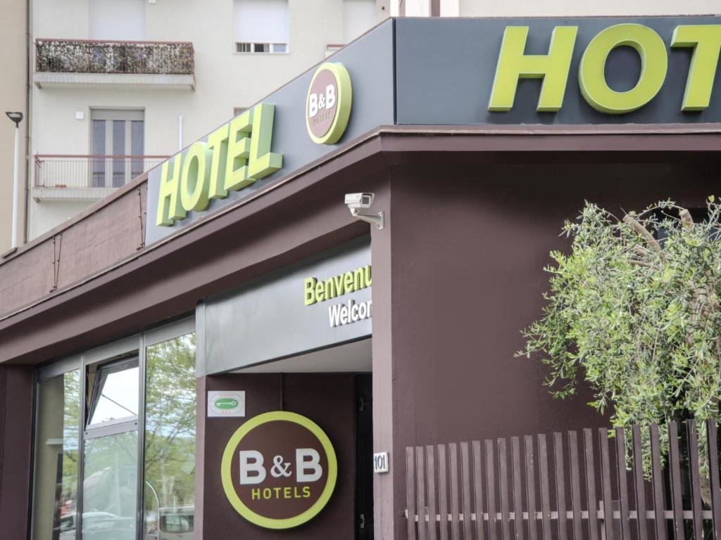 znak hotelowy na przedniej części budynku w obiekcie B&B Hotel Firenze Novoli we Florencji