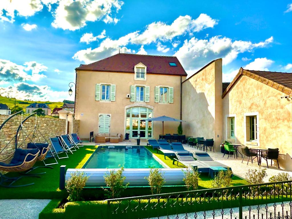 Swimming pool sa o malapit sa Hôtel particulier de Charme Les Rêveries du clos spa et restaurant sur reservation