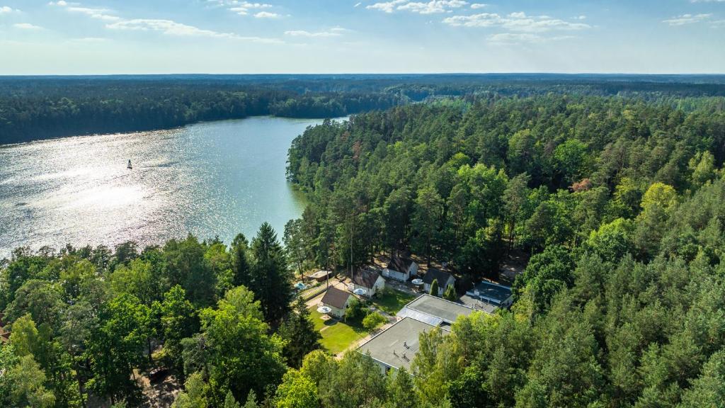 una vista aérea de una casa a orillas de un río en Ruciane Tarasy, en Ruciane-Nida