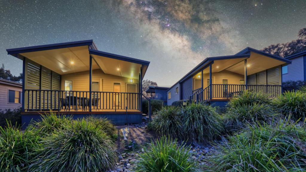 ein Haus mit einer großen Terrasse in der Nacht in der Unterkunft Alivio Tourist Park Canberra in Canberra