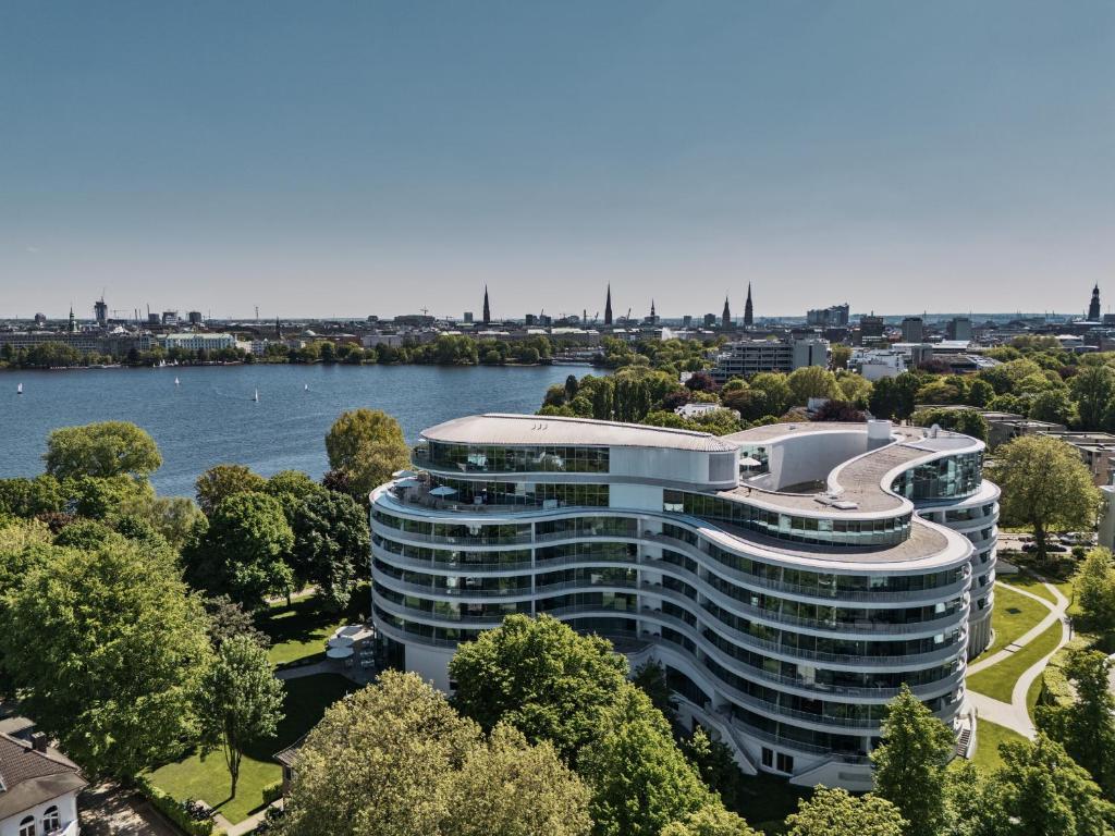 uma vista aérea de um edifício ao lado de um rio em The Fontenay Hamburg em Hamburgo