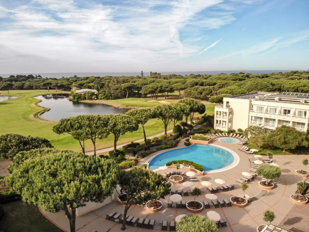 - une vue aérienne sur un complexe avec une piscine et un parcours de golf dans l'établissement Onyria Quinta da Marinha Hotel, à Cascais