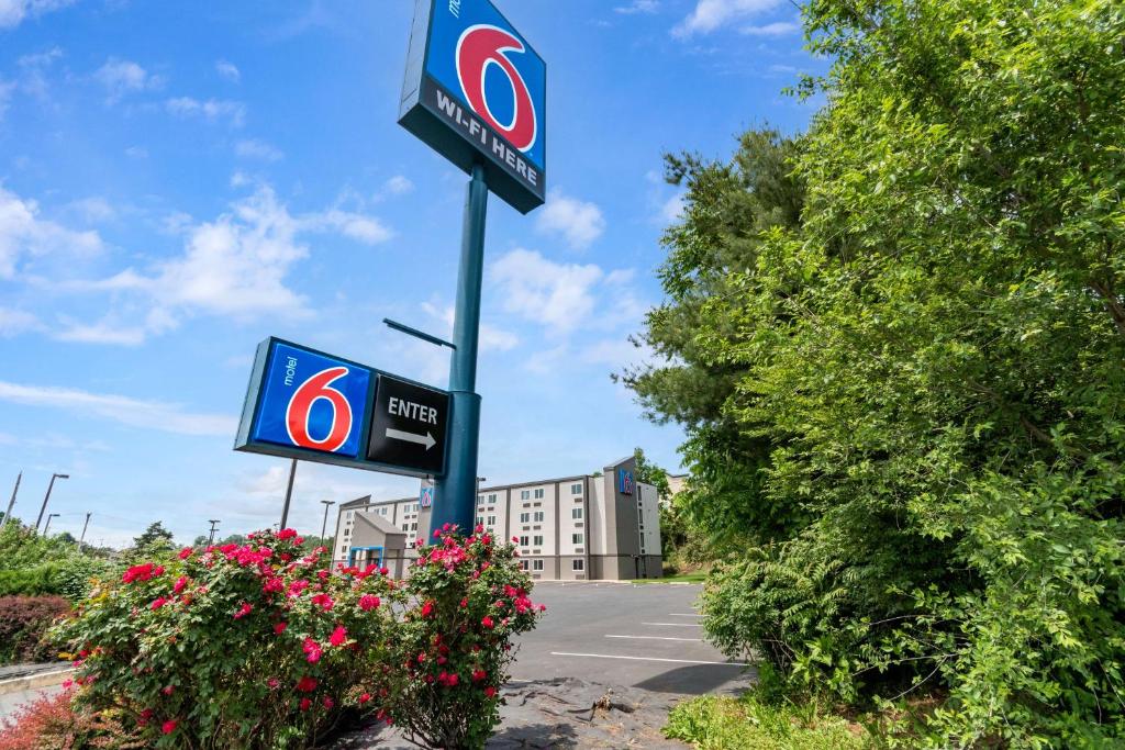 una señal para una gasolinera frente a un edificio en Motel 6-York, PA - North, en York