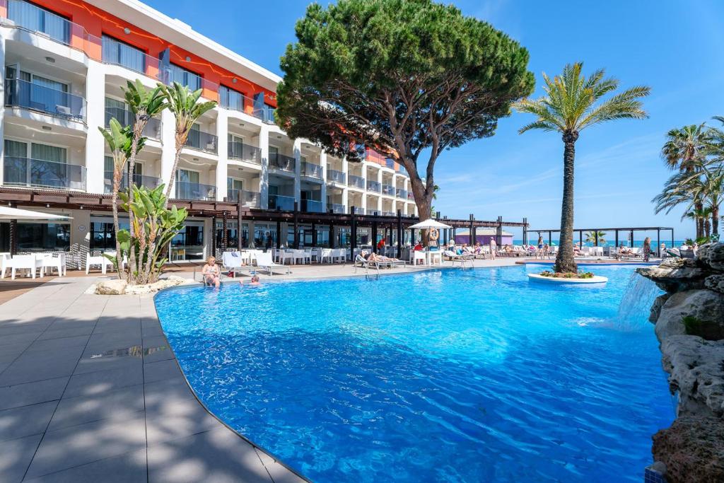 une grande piscine en face d'un hôtel dans l'établissement Estival Centurión Playa, à Cambrils