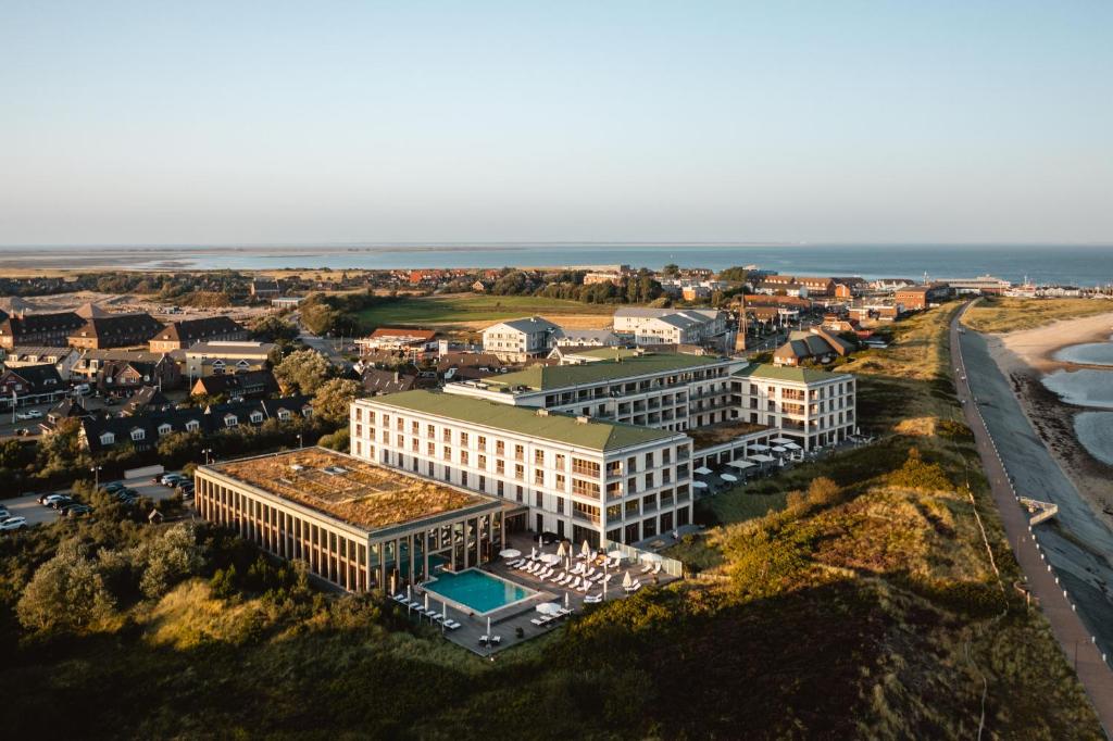 einen Blick über eine Stadt mit einem Gebäude in der Unterkunft A-ROSA Sylt in List