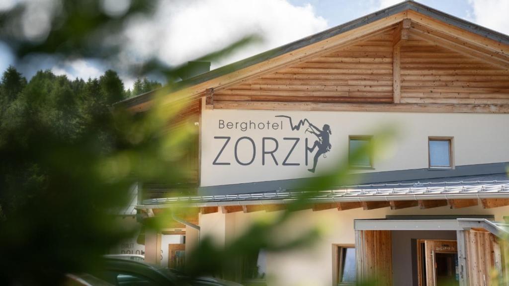 una señal en el lateral de un edificio en Berghotel Zorzi, en Alpe di Siusi