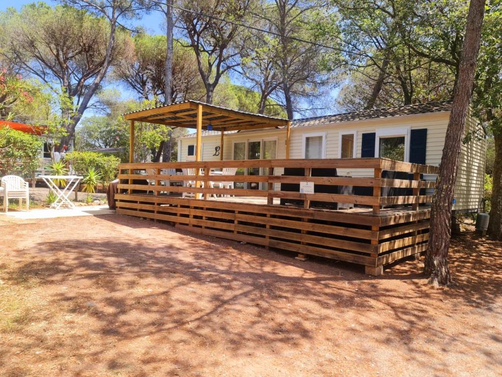 El edificio en el que está el campamento