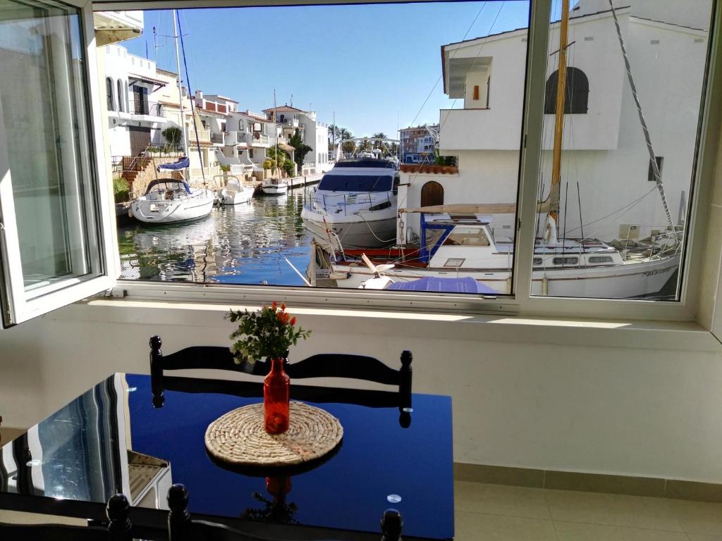 Uma varanda ou terraço em Waterside Apartment - Two Bedroom