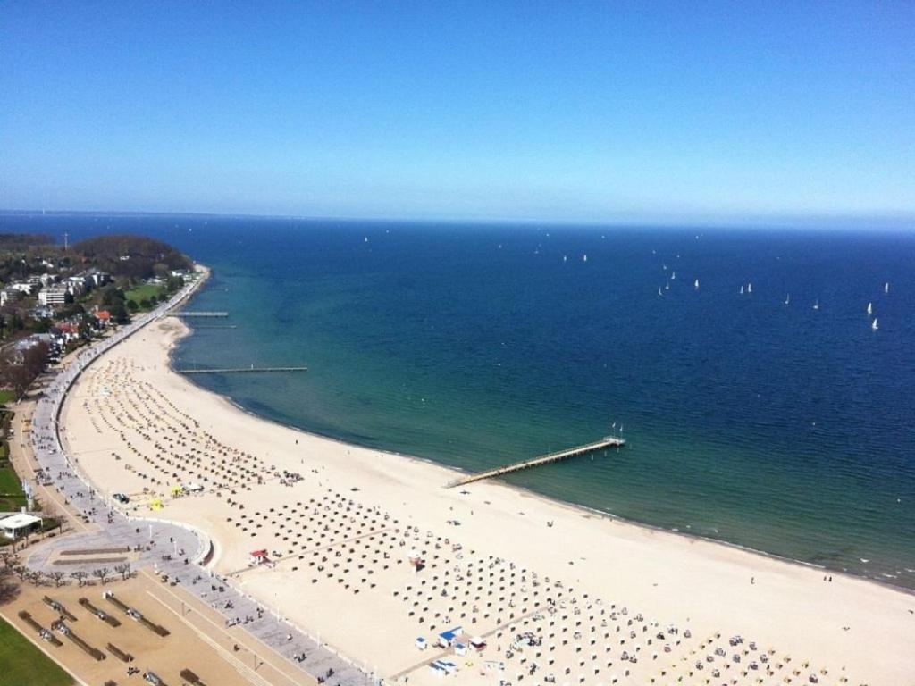 a beach with a lot of people and the ocean at Beachside 2-Zimmer-Meerblick-Appartement in Lübeck