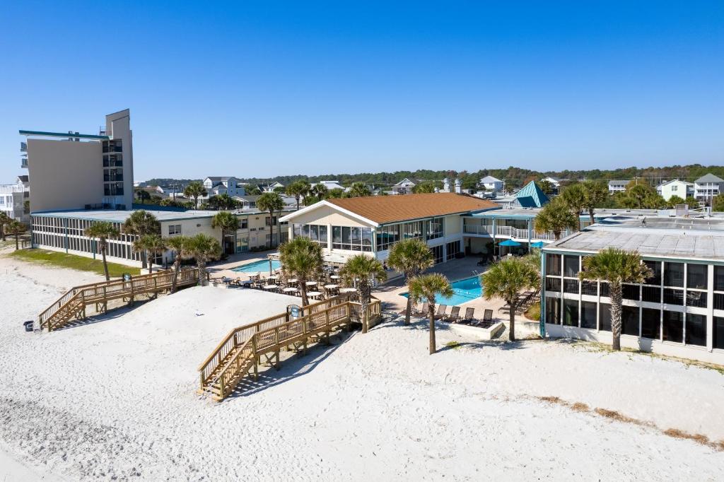 una vista aérea de un complejo con piscina y un edificio en Oceanfront Litchfield Inn, en Pawleys Island