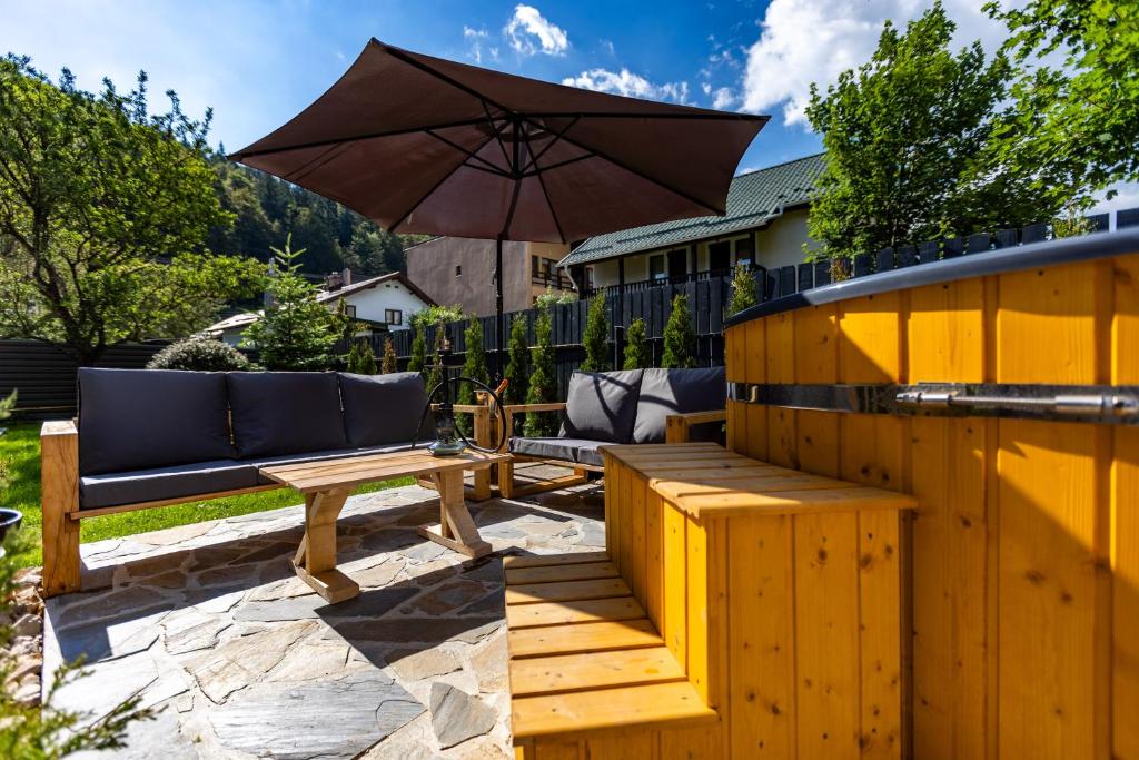 Un jardín fuera de The Bear Chalet with Private Hot Tub