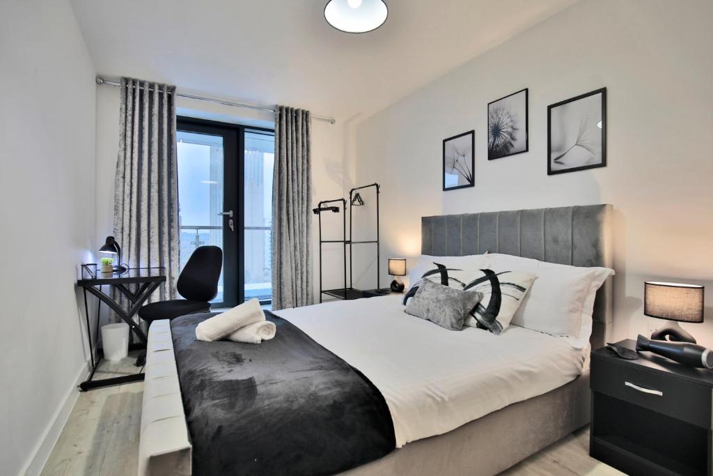 Giường trong phòng chung tại MediaCity Modern 2 Bed, 2 Bath Apartment with Ensuite, Balcony near Tram Stop Salford Quays