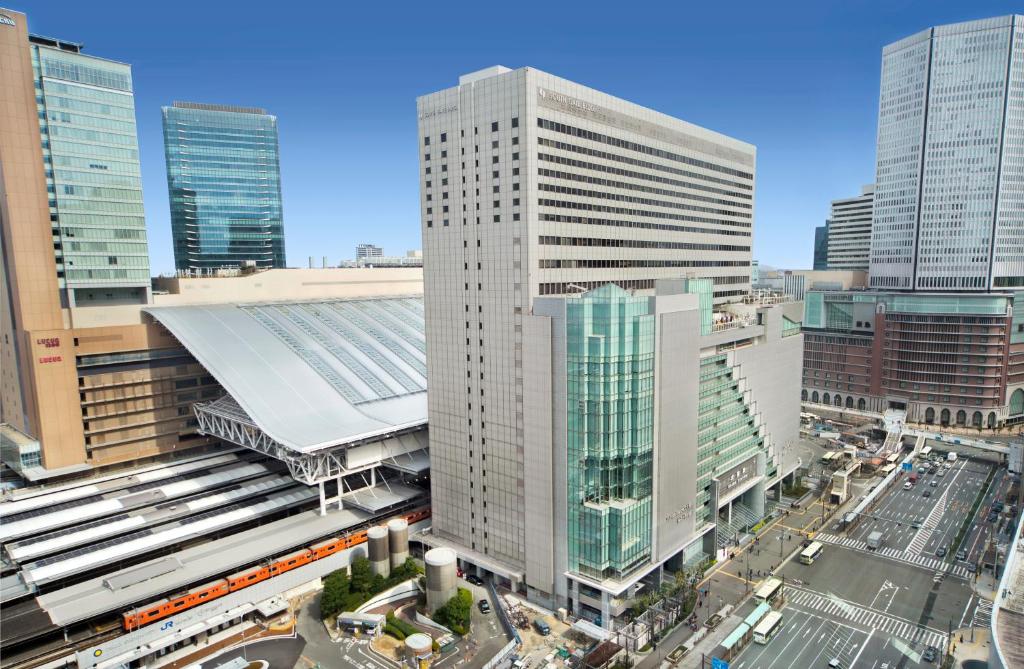 大阪Hotel Granvia Osaka-JR Hotel Group的城市高楼高空景观