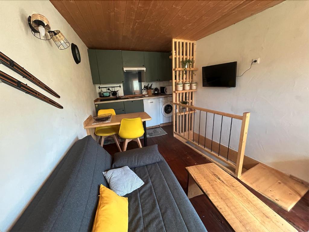 un soggiorno con divano e tavolo e una cucina di Studio duplex en face Les Arcs a Bourg-Saint-Maurice