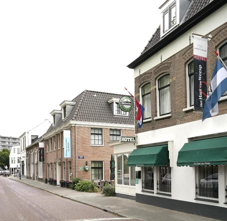 eine Straße in einer Kleinstadt mit Gebäuden in der Unterkunft Het Hart van Weesp in Weesp