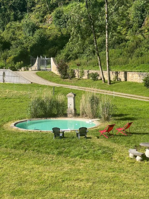 Kolam renang di atau dekat dengan Abbaye de l'Etanche - 2 chambres d'hôtes - Un cadre naturel exceptionnel -