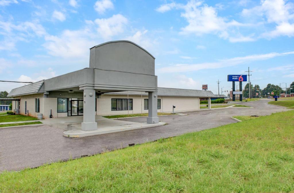 een leeg tankstation met een silo bij Motel 6 Chickasha, OK in Chickasha