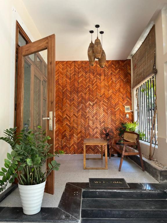 - une entrée à une maison dotée d'un mur en bois dans l'établissement Hue Sweethouse 2 Homestay, à Hue