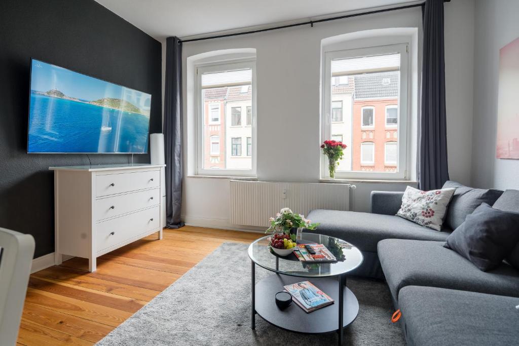 Svetainės erdvė apgyvendinimo įstaigoje TOP 2 Zimmer Altbauwohnung in Kiel Mitte 24-7 Check In