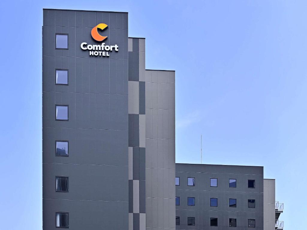 un edificio con un cartello sul lato di Comfort Hotel Nagoya Kanayama a Nagoya