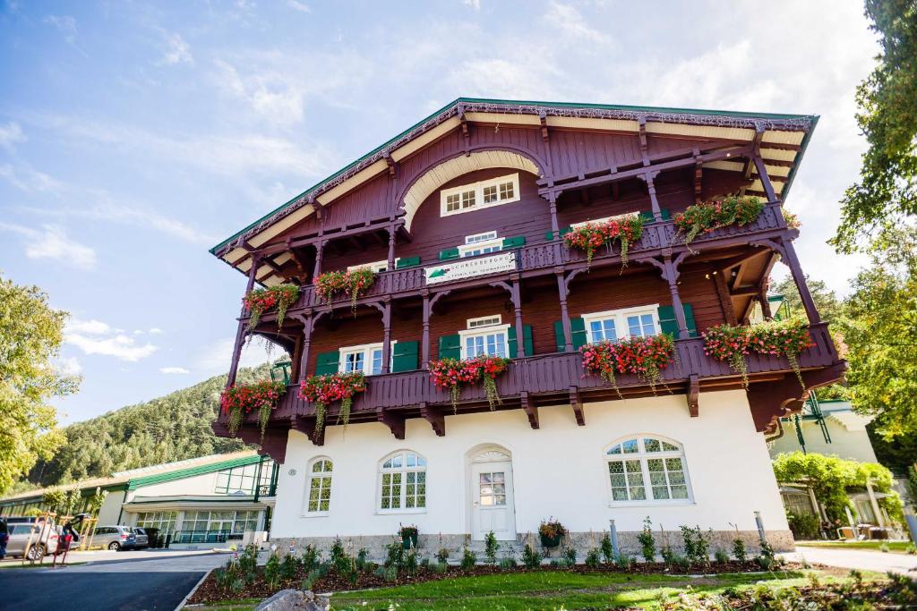 un edificio con balconi sul lato di Hotel Schneeberghof a Puchberg am Schneeberg