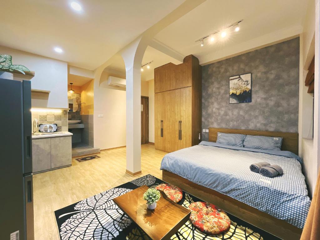 Tempat tidur dalam kamar di The Shilla Apartment