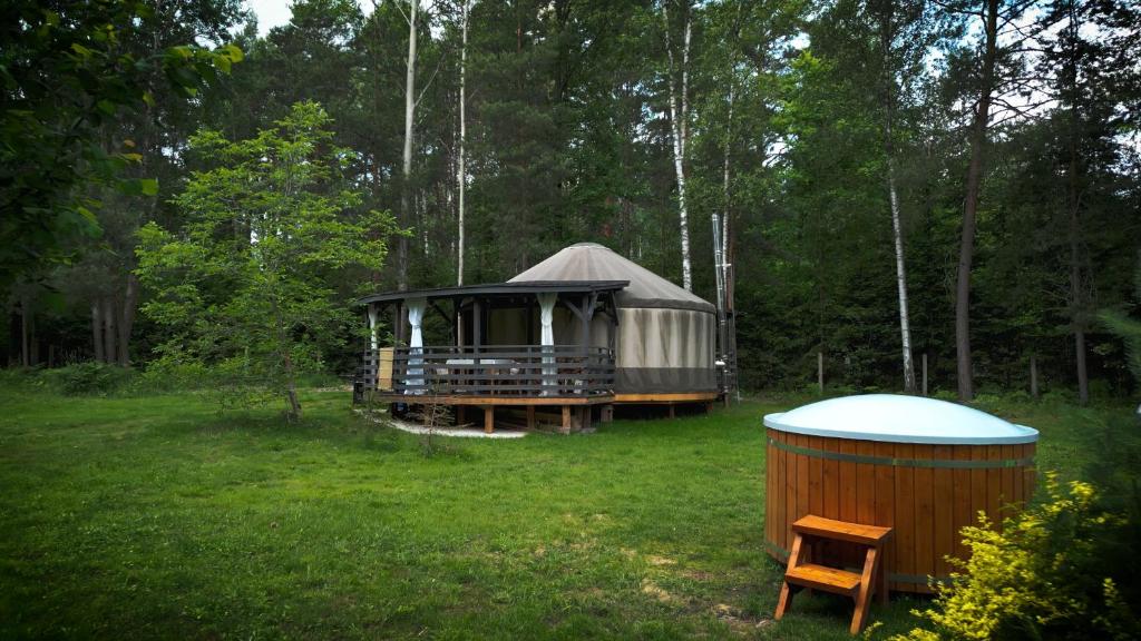 Jardí fora de Jurty w Lesie KotfaLas Glamping Świętokrzyskie-SPA