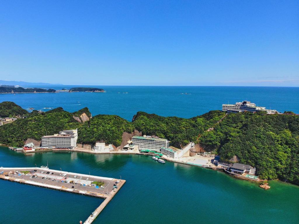 una vista aérea de un puerto en el agua en Hotel Urashima, en Katsuura