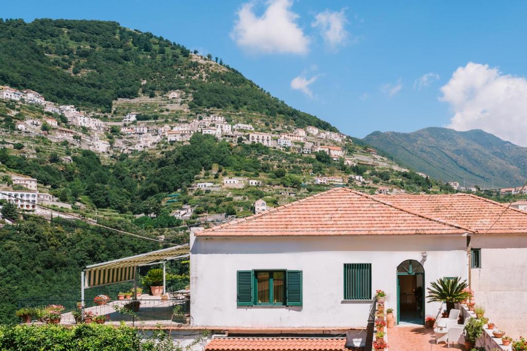 een huis aan de zijkant van een berg bij Berardino Holiday House in Ravello