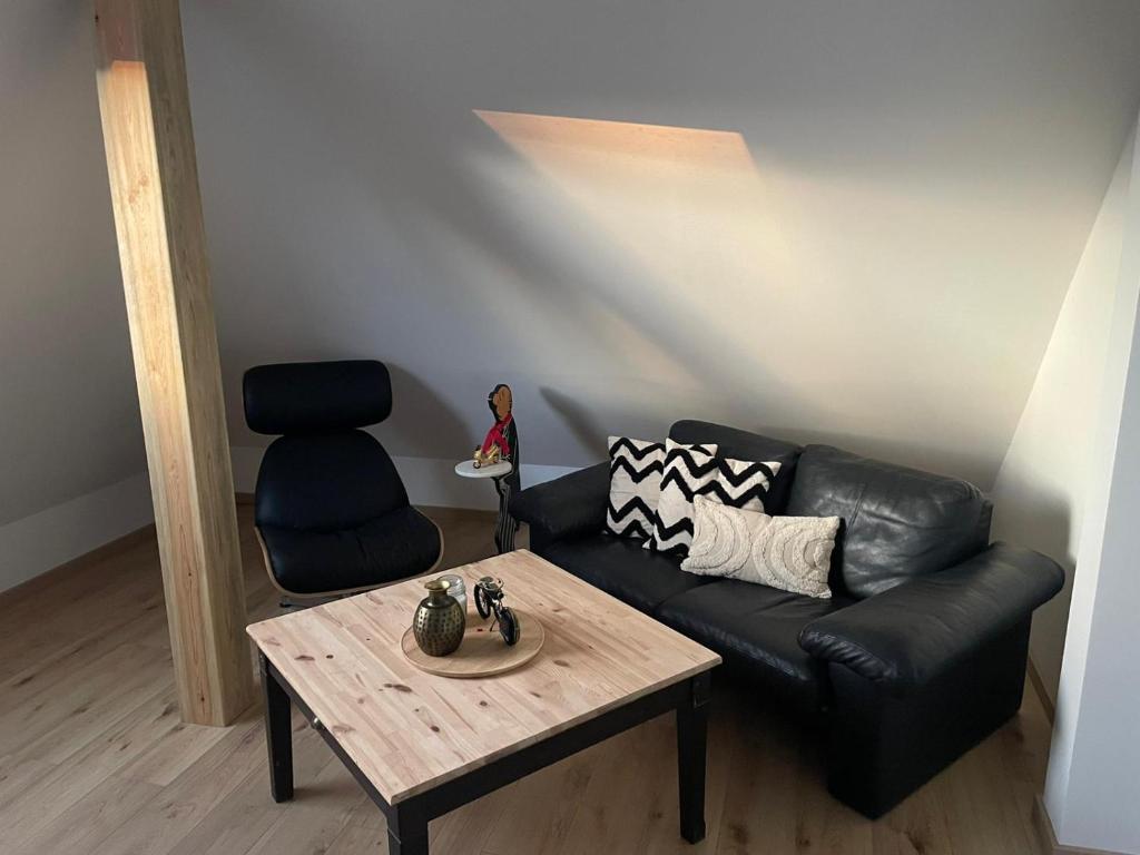 Ruang duduk di Mio`s Moderne Dachgeschoss Wohnung in Zentrale Lage