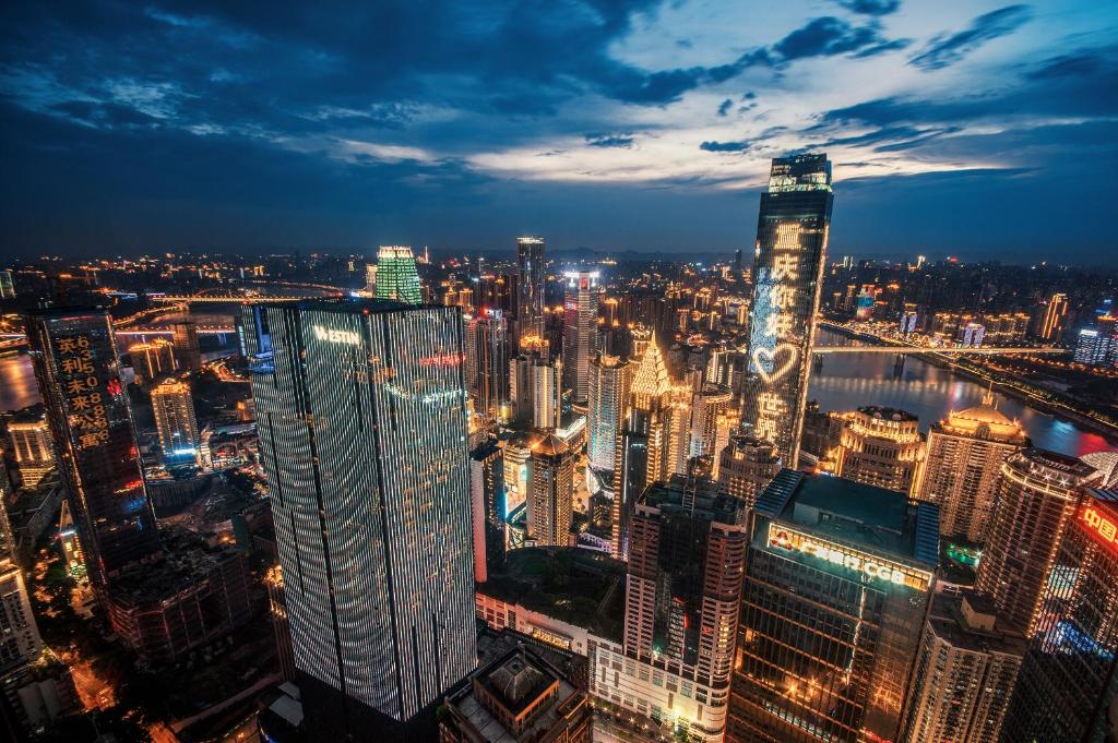 vista sulla città di notte di ISEYA Panoramic Hotel - Chongqing Jiefangbei Yunduan Zhiyan a Chongqing