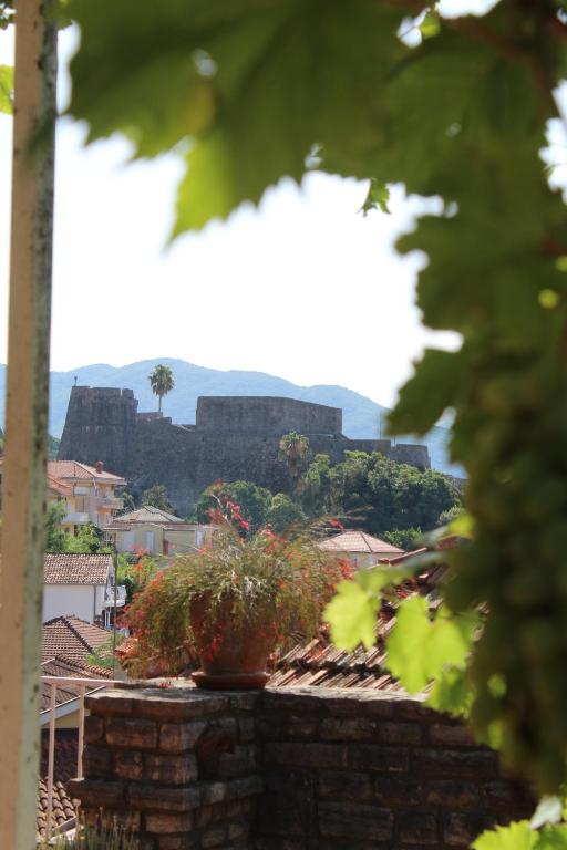 Vue d'une ville avec des bâtiments en arrière-plan dans l'établissement Terrazza House Old Town Herceg Novi, à Herceg-Novi