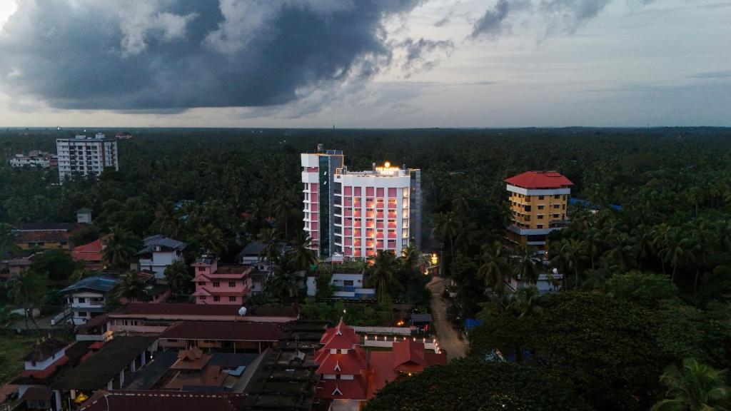 widok na miasto z budynkami i drzewami w obiekcie The Habitat Suites w mieście Guruvayur