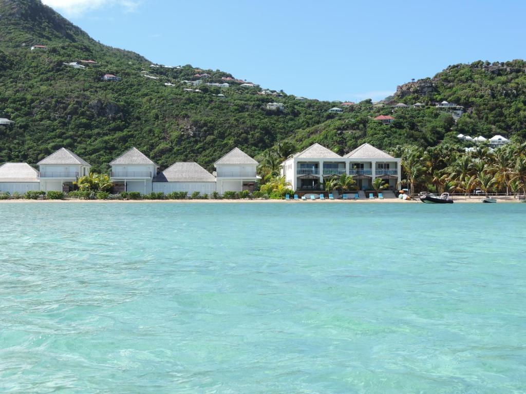 Blick auf ein Resort vom Wasser aus in der Unterkunft Hotel Les Ondines Sur La Plage in Gustavia