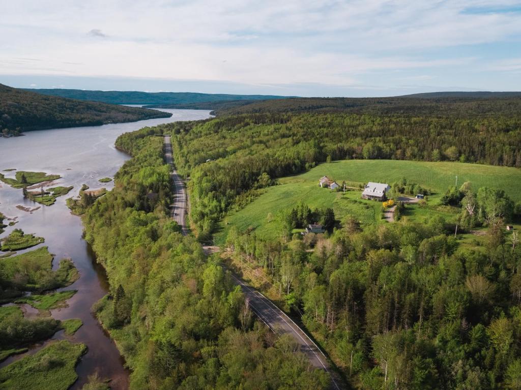 een luchtzicht op een rivier en een trein bij Chanterelle Inn & cottages in Baddeck